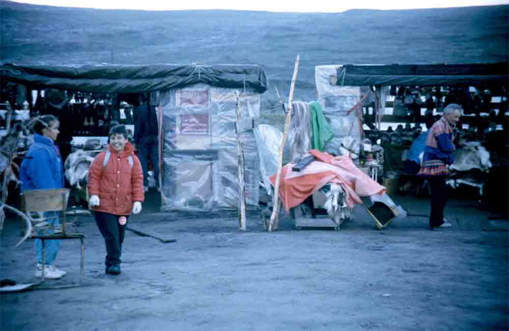 Noruega 010 - tiendas de souvenirs samis o laponas - 1989.jpg
